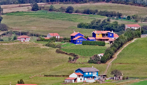 Vista de la casa rural Quintana de la Eria entre Avils y Luanco Asturiasen color ail y ocre y la finca de la casa rural
